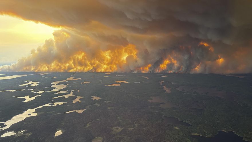 Los incendios forestales fuerzan a más evacuaciones en el noroeste de Canadá