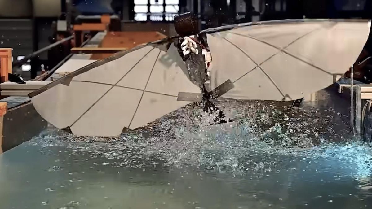 El robot que imita a las aves buceadoras ya puede nadar y volar con el mismo sistema de alas