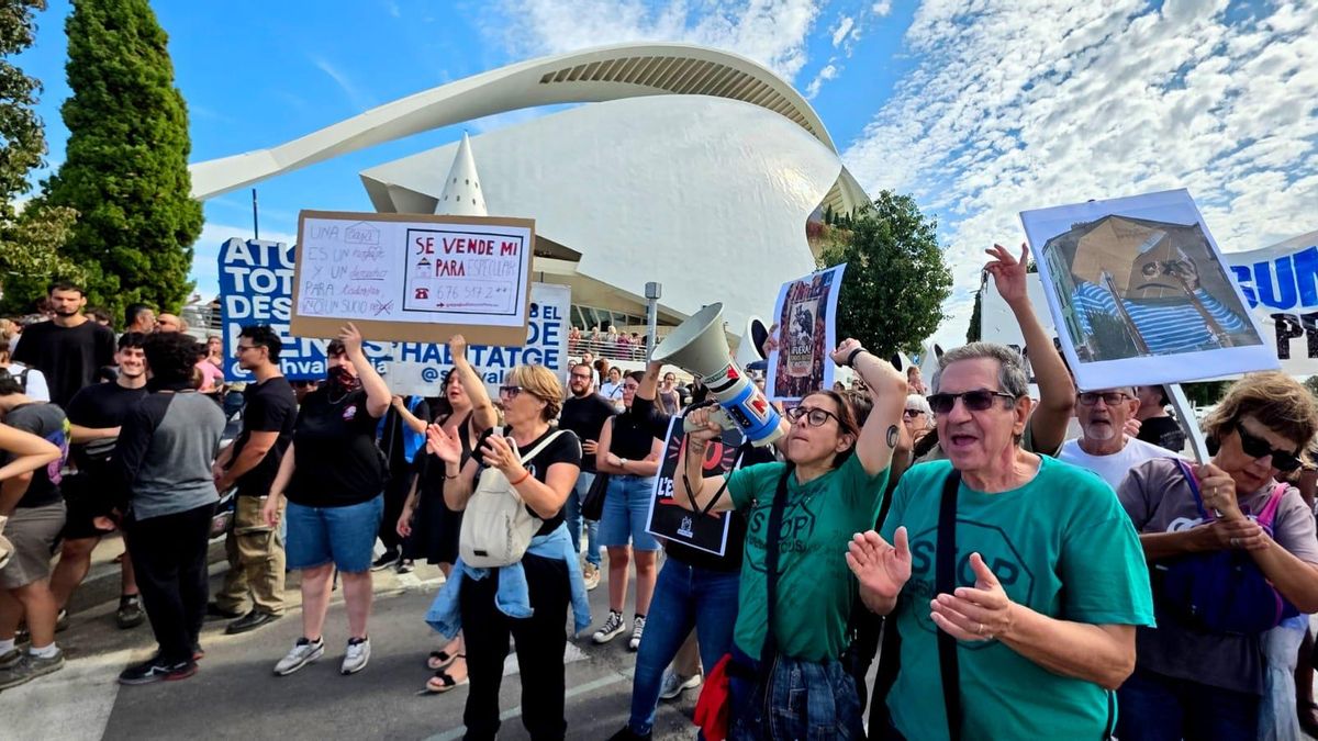 Un momento de la manifestación por la vivienda celebrada este sábado en València.