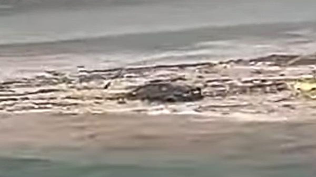 Imagen del momento en el que las lluvias arrastran un coche hasta el mar en la playa de Salinetas.