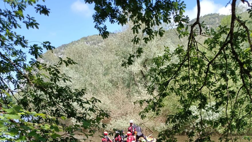 Buzos de Cruz Roja localizan el cuerpo del pescador desaparecido en el embalse cántabro de Palombera