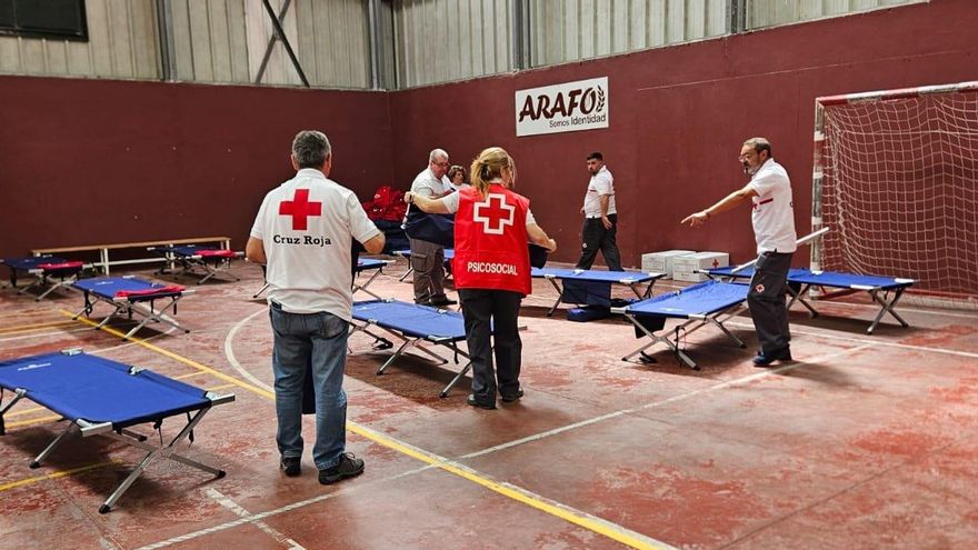 Polideportivo habilitado en Arafo para alojar a personas evacuadas por el incendio.