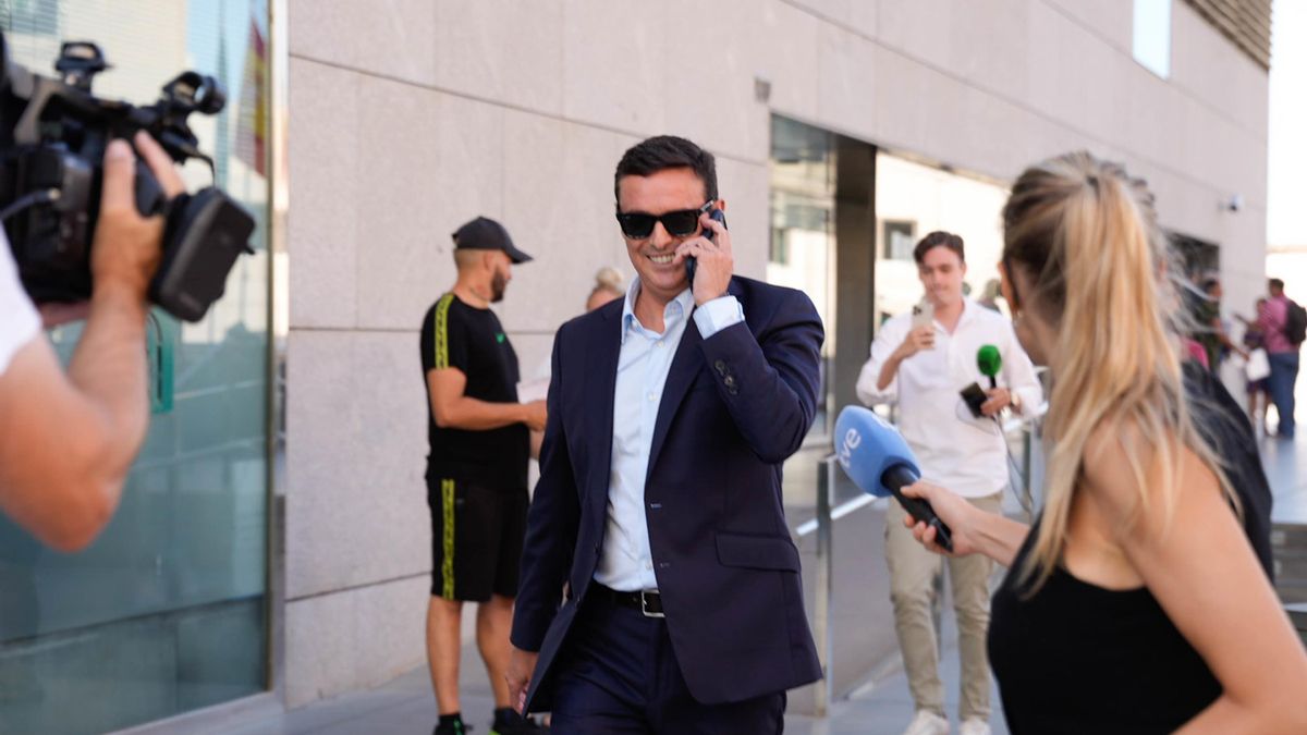 El expresidente de la Diputación de Almería Javier Aureliano García a su salida de los juzgados tras comparecer por el caso Mascarillas.