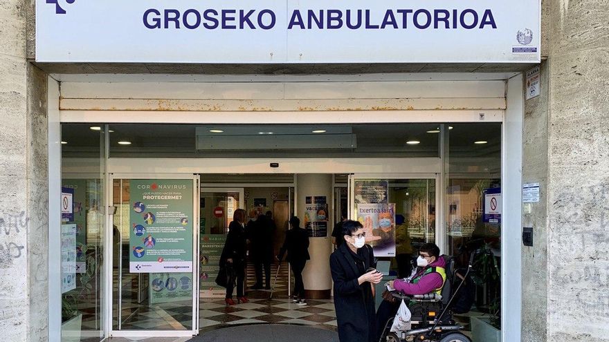Una señora sale del ambulatorio donostiarra de Gros