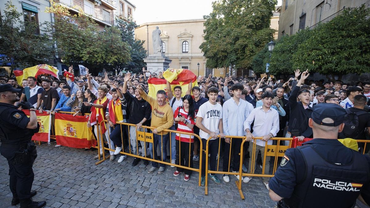 Partidarios de Quiles, en una zona delimitada por vallas y un cordón policial.