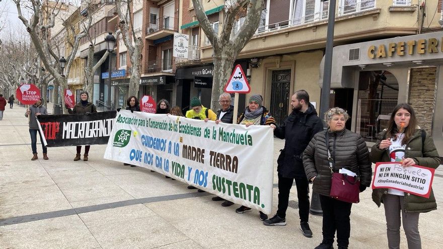 Plataformas vecinales protestan durante el Congreso de Despoblación en Albacete: "Somos territorios de sacrificio"