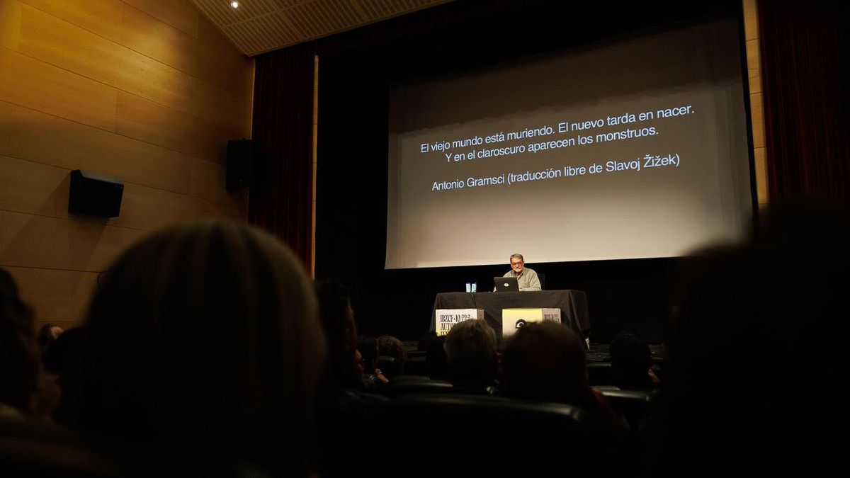 El fotógrafo y escritor catalán mezcló las reflexiones de Gramsci o Žižek con escenas -reales o inventadas- de Nicole Kidman o Brad Pitt