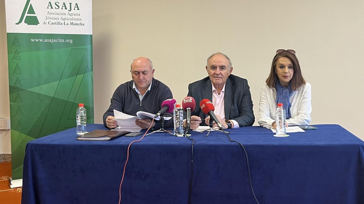 Los representantes de ASAJA en rueda de prensa