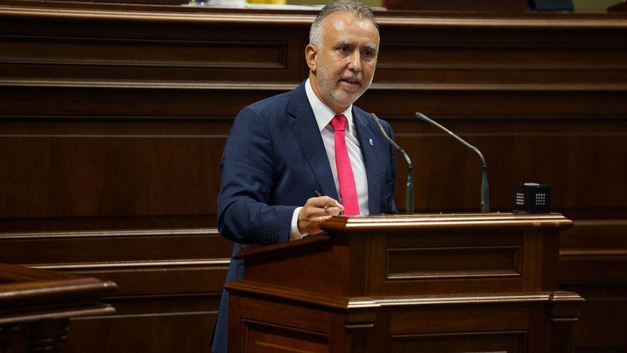Ángel Víctor Torres, presidente del Gobierno de Canarias, este jueves, en  el Parlamento regional.