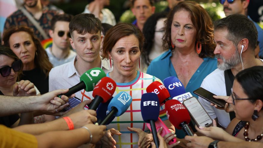 Mónica García junto a Eduardo Rubiño y Carla Antonelli antes del inicio de la manifestación estatal del Orgullo LGTBI+, este sábado en Madrid.