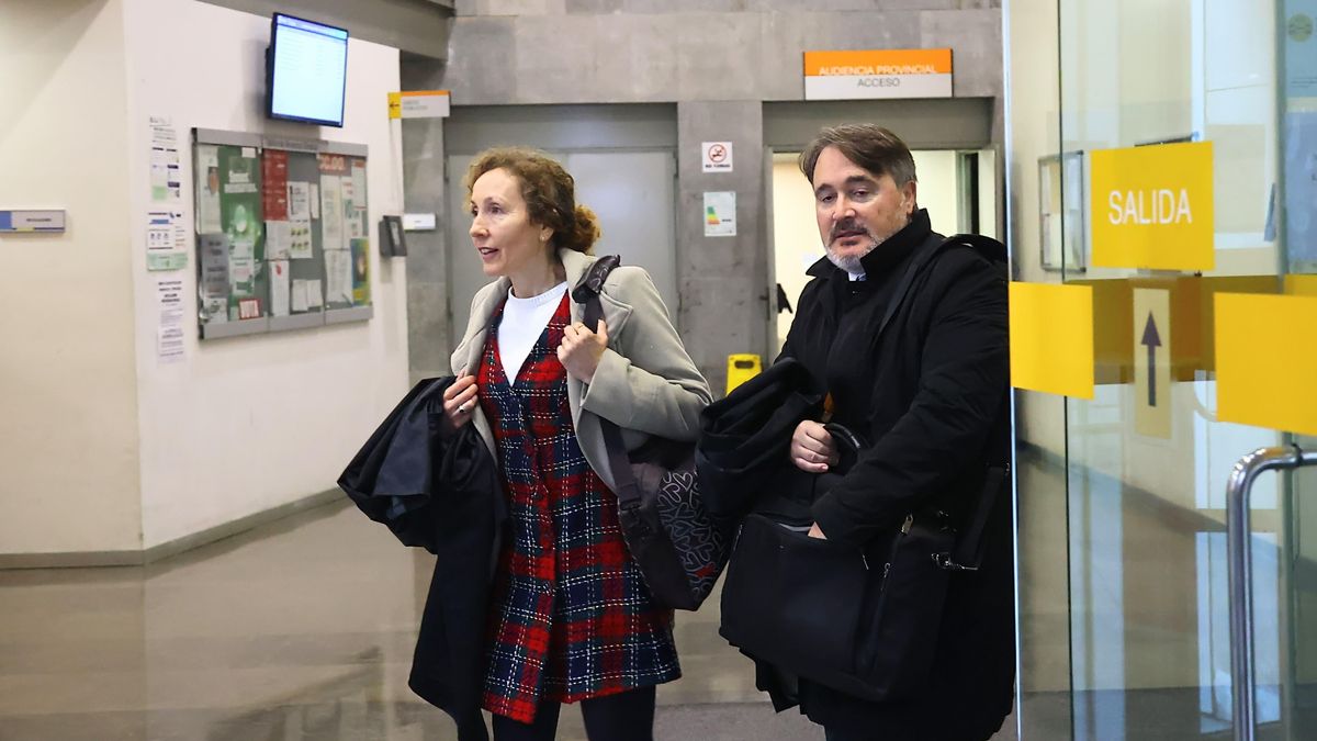 Los abogados defensores, Elena González y Javier Guillermo Muñoz, acceden a la Audiencia Provincial de Asturias en la segunda jornada del juicio contra el matrimonio. La vista oral continuará mañana.