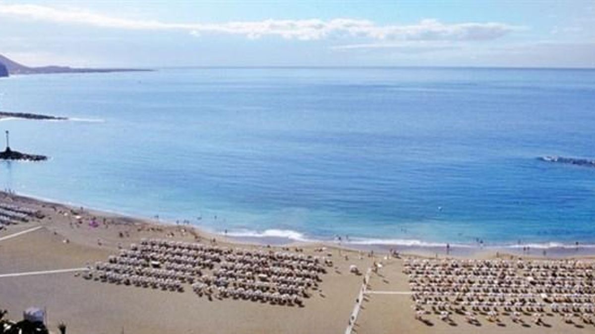 Policías nacionales rescatan del mar de madrugada a una joven en Tenerife
