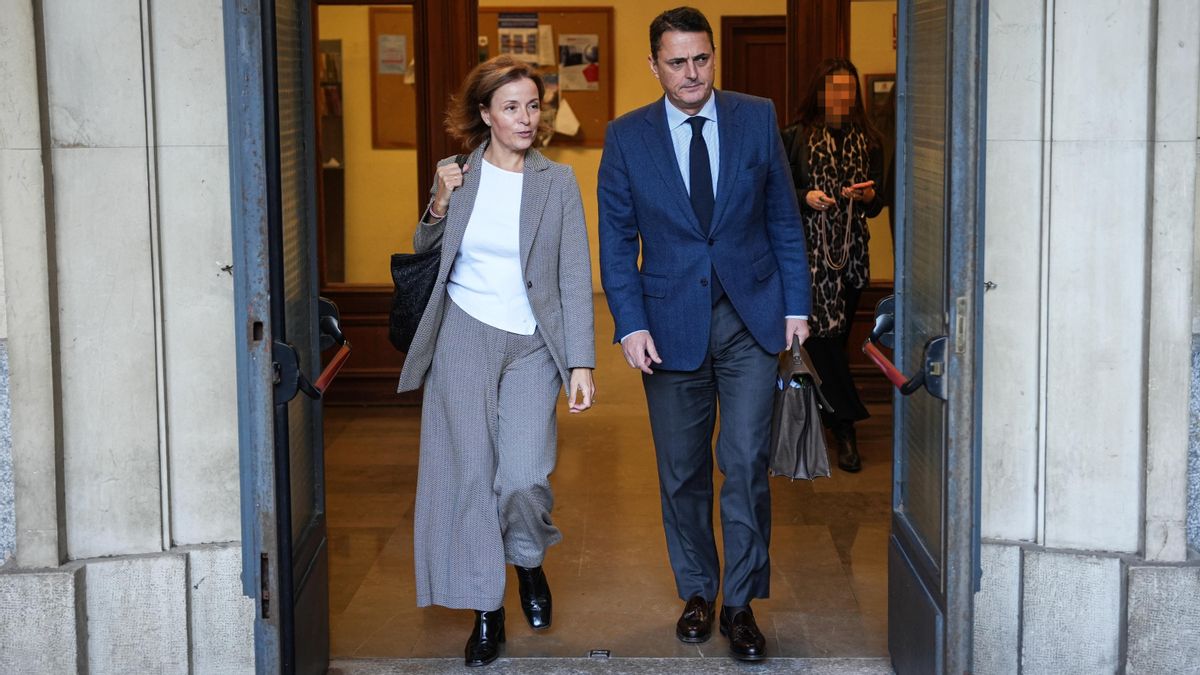 La directora gerente del SAS, Valle García, sale de los juzgados de Sevilla tras declarar ante el juez.