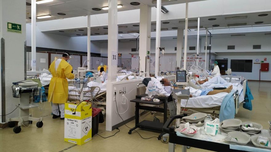 Un grupo de enfermos de COVID aguarda a ser ingresado en el gimnasio del hospital La Paz