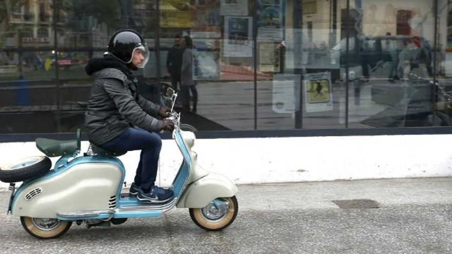 Carlos S. Campillo / ICAL Concentración de ’scooters' que se convoca con motivo de la celebración del Purple Weekend en León
