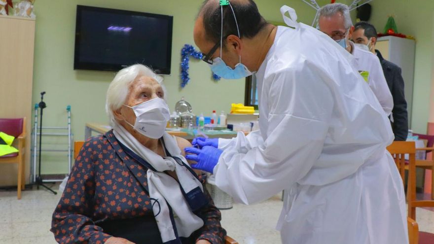 Castilla-La Mancha ya ha completado la pauta de vacunación a usuarios de residencias, salvo en las que hay contagios