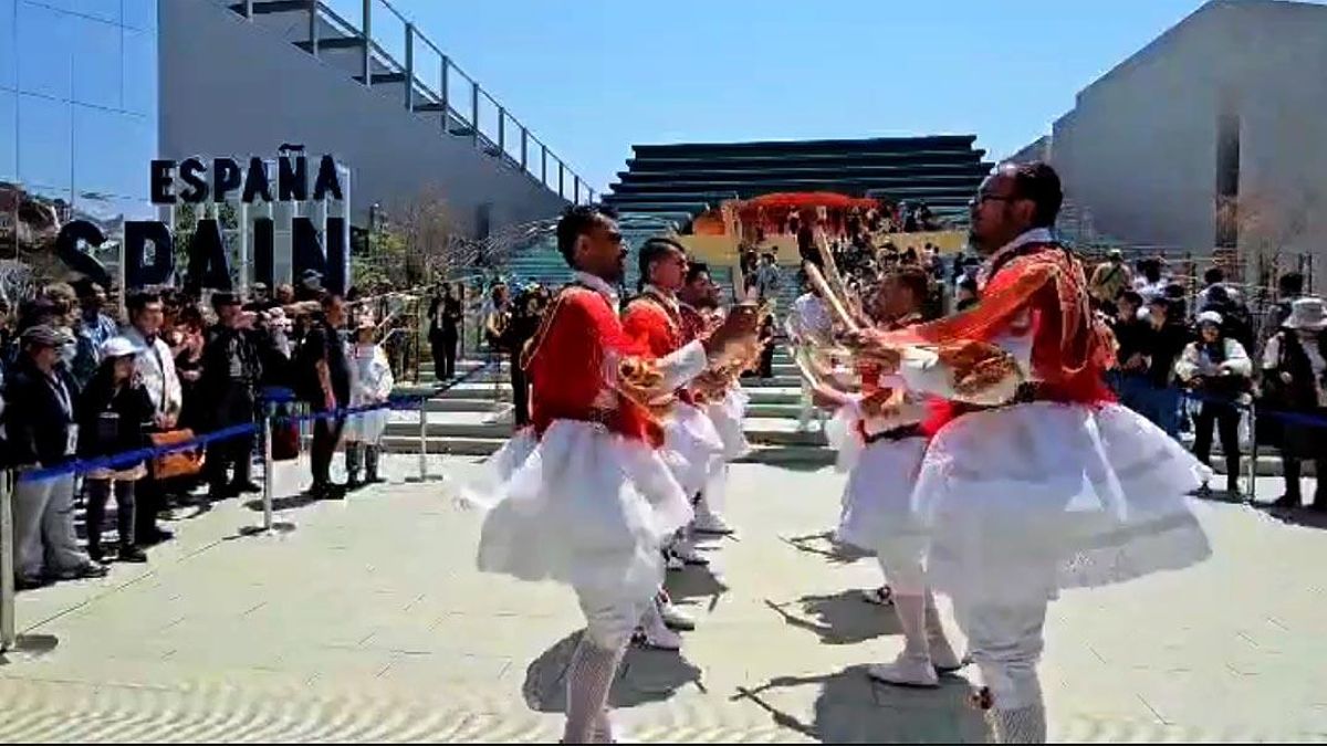 La danza del paloteo en Osaka (Japón) por los paloteros de Laguna de Negrillos.