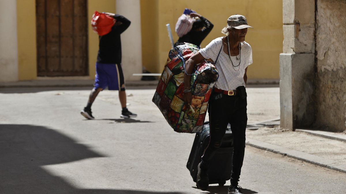 Personas caminan por una calle de La Habana.
