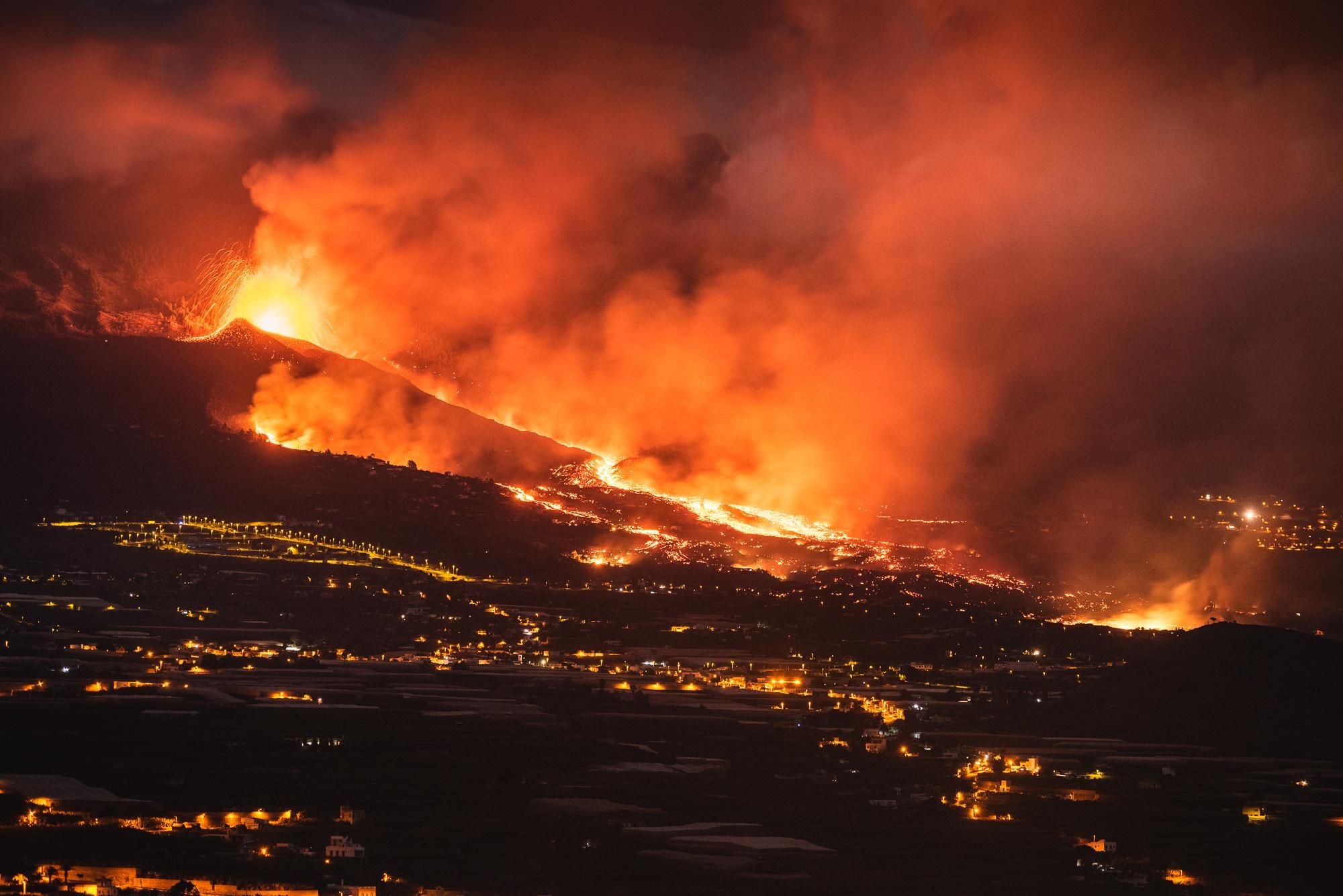 Lava en La Palma en la segunda noche de la erupción.