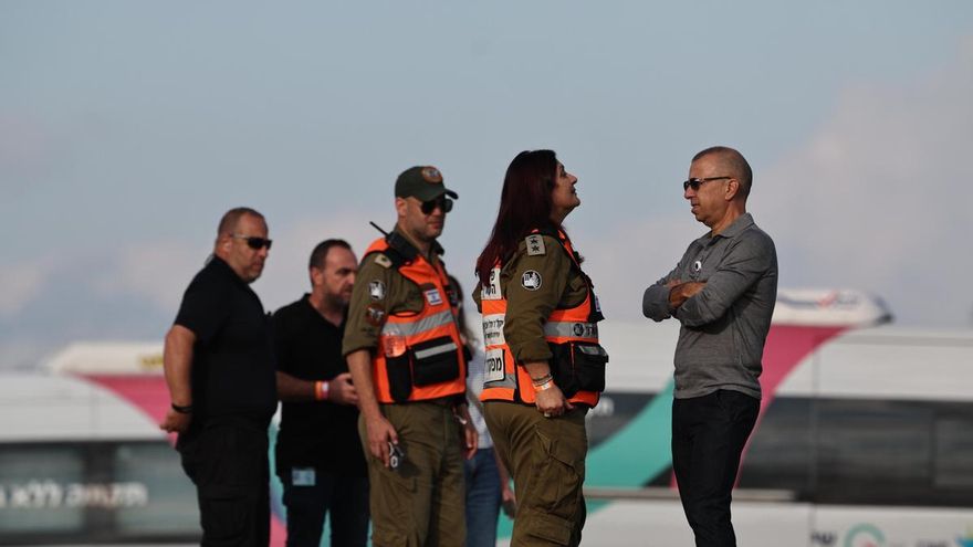 Soldados y trabajadores de hospital israelíes preparan ambulancias y equipamiento para recibir a los primeros rehenes israelíes.