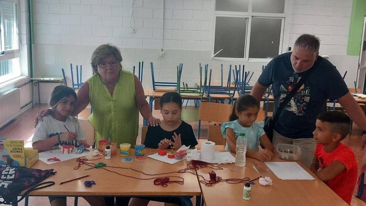 La delegada de Inclusión Social, Juventud, Familias e Igualdad de la Junta, Dolores Sánchez, visita la escuela de verano que organiza la Fundación Adsam en el colegio Antonio Gala de Las Moreras.
