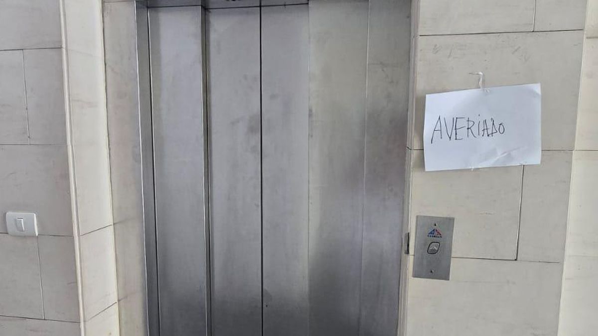 Usuarios del Centro de Salud de Los Llanos critican "falta de accesibilidad" por la avería de un ascensor