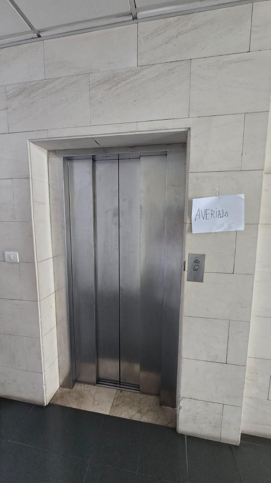 Ascensor averiado del Centro de Salud de Los Llanos de Aridane.