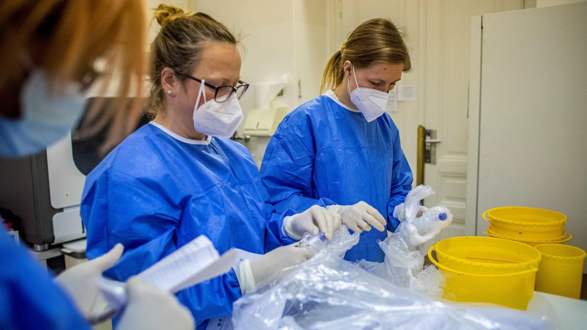 Labortario de tests de coronavirus en el Hospital Universitario de Praga. EFE/EPA/MARTIN DIVISEK