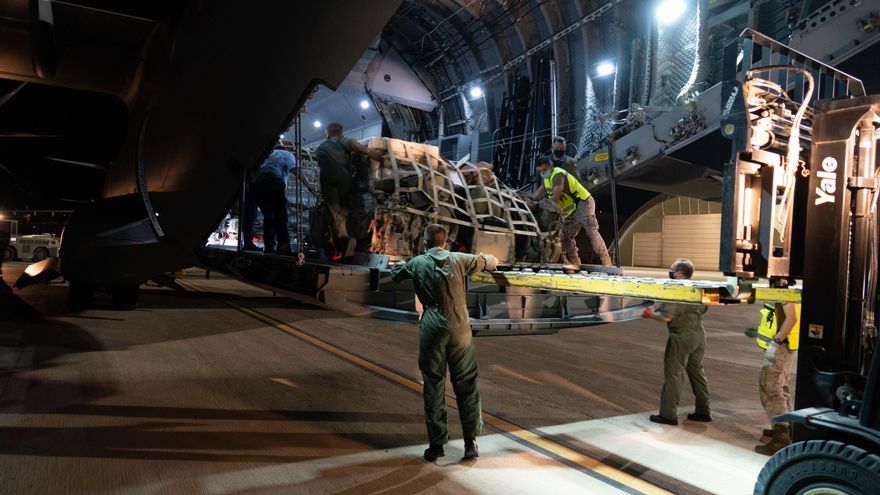 Militares se preparan par asubir a uno de los dos aviones A400M de las Fuerzas Armadas minutos antes del despegue en la base de Zaragoza rumbo a Dubái, a 16 de agosto de 2021, en Zaragoza, (España). Este primer avión se empleará en la repatriación de espa