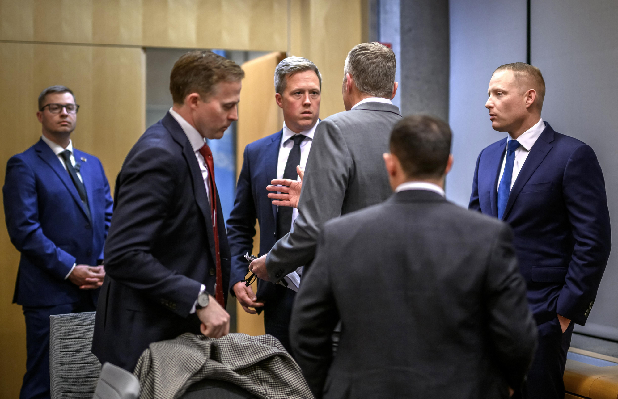 El secretario del Ejército de Estados Unidos, Daniel Driscoll, conversa con personal estadounidense tras una reunión a puerta cerrada con la delegación ucraniana, en la Misión de Estados Unidos en Ginebra, el 23 de noviembre de 2025.