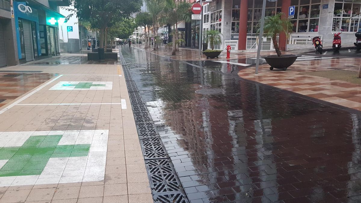 Calle del centro urbano de Los Llanos de Aridane, este martes, mojada por la lluvia.