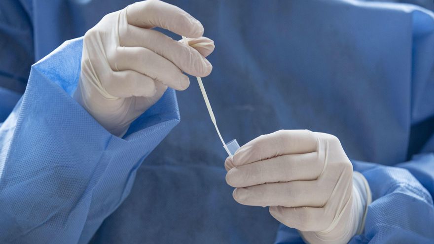 Un sanitario realiza una pcr. EFE/EPA/MARCO OTTICO/ Archivo