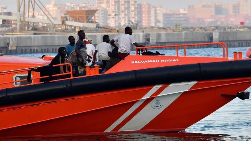 Una embarcación de Salvamento Marítimo en el puerto de Almería.