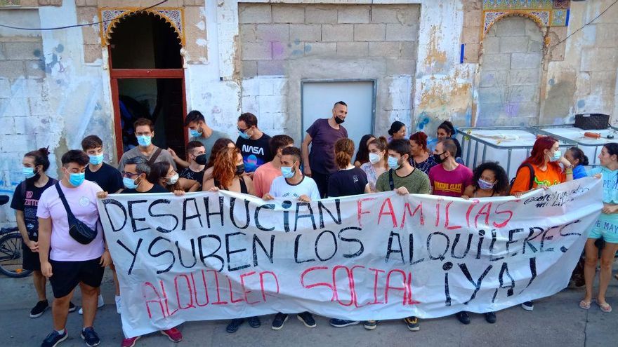 Protesta contra el desalojo de 50 personas en un edificio con riesgo de derrumbe en València