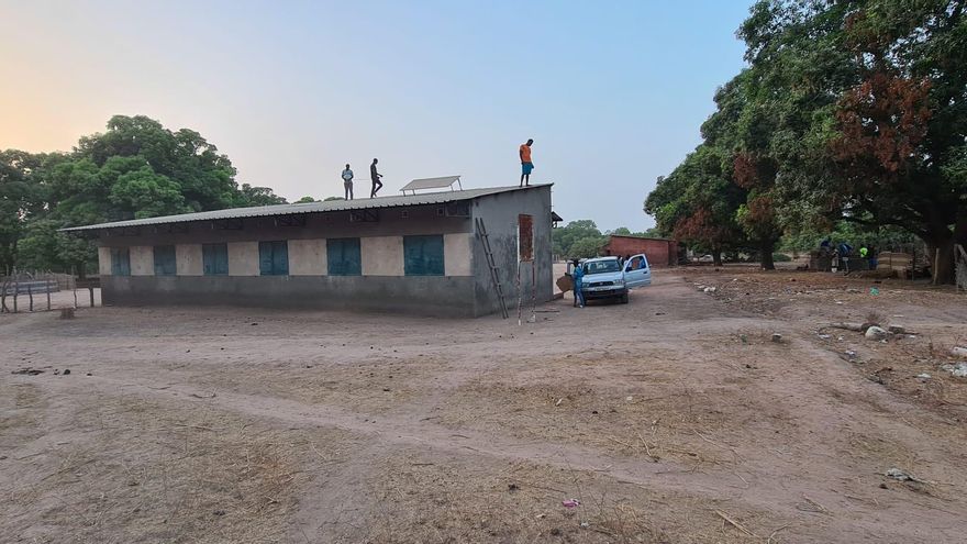 Instalación del sistema de generación de energía fotovoltáica en la escuela elemental Güiro Yero Alpha