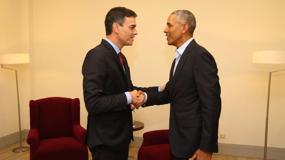 Pedro Sánchez y Barack Obama estrechan su mano durante la reunión que han mantenido este viernes.