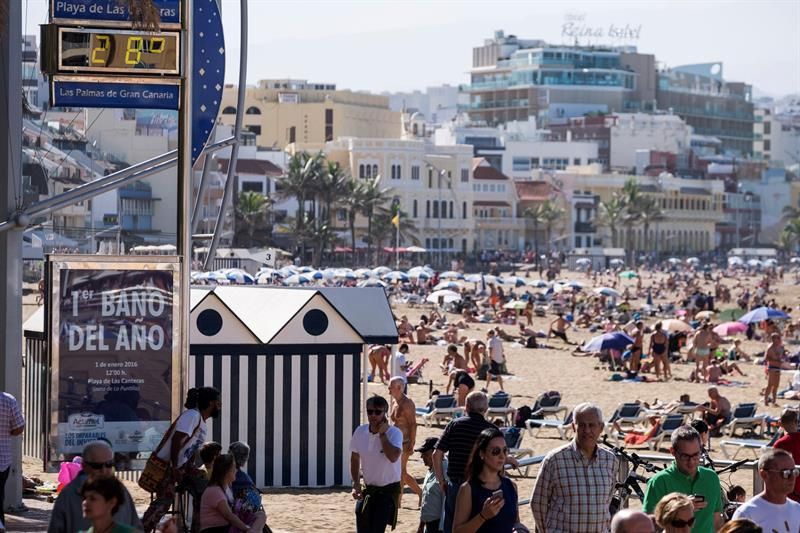 Playa de Las Canteras el 1 de enero de 2016 (EFE|ÁNGEL MEDINA G.)