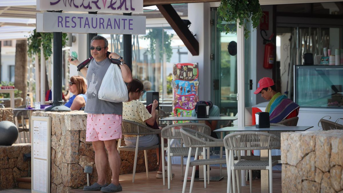 Turistas en la terraza de un restaurante en es Canar a principios de abril.
