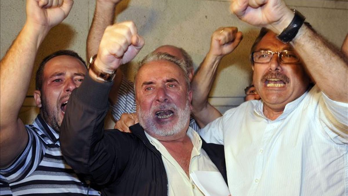 El secretario general de UGT de Cádiz, Salvador Mera, y el exsecretario de Desarrollo Industrial de CCOO en Andalucía, Roberto Carmona, a su salida de los juzgados de Sevilla, junto a otros sindicalistas / EFE