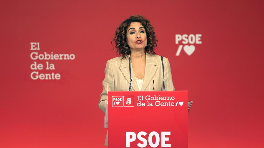 La ministra de Hacienda, María Jesús Montero, durante la rueda de prensa que ha ofrecido este lunes en la sede del PSOE, en la calle Ferraz, en Madrid.