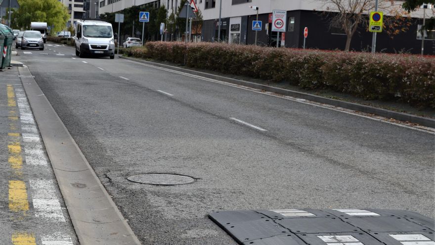 Badén de caucho colocado por el Ayuntamiento de Burlada y badén de hormigón, al fondo, puesto por el Ayuntamiento del Valle de Egüés