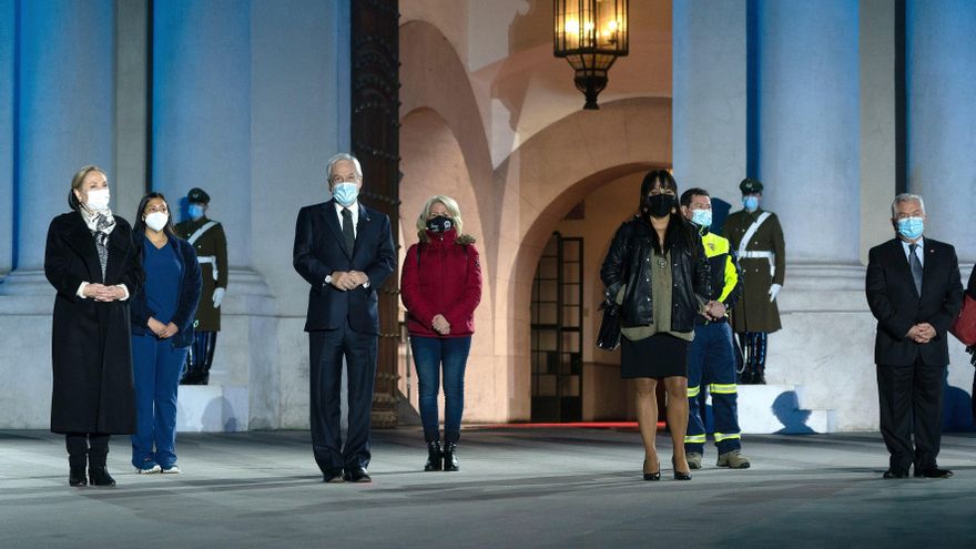 Fotografía cedida por la Presidencia de Chile del presidente de Chile, Sebastián Piñera, quien decretó este domingo dos días de duelo nacional, para el lunes y martes de la semana que comienza, "en recuerdo y homenaje" de los más de 36.000 fallecidos que se ha cobrado la pandemia en el país hasta la fecha. EFE/ Marcelo Segura/Presidencia de Chile/