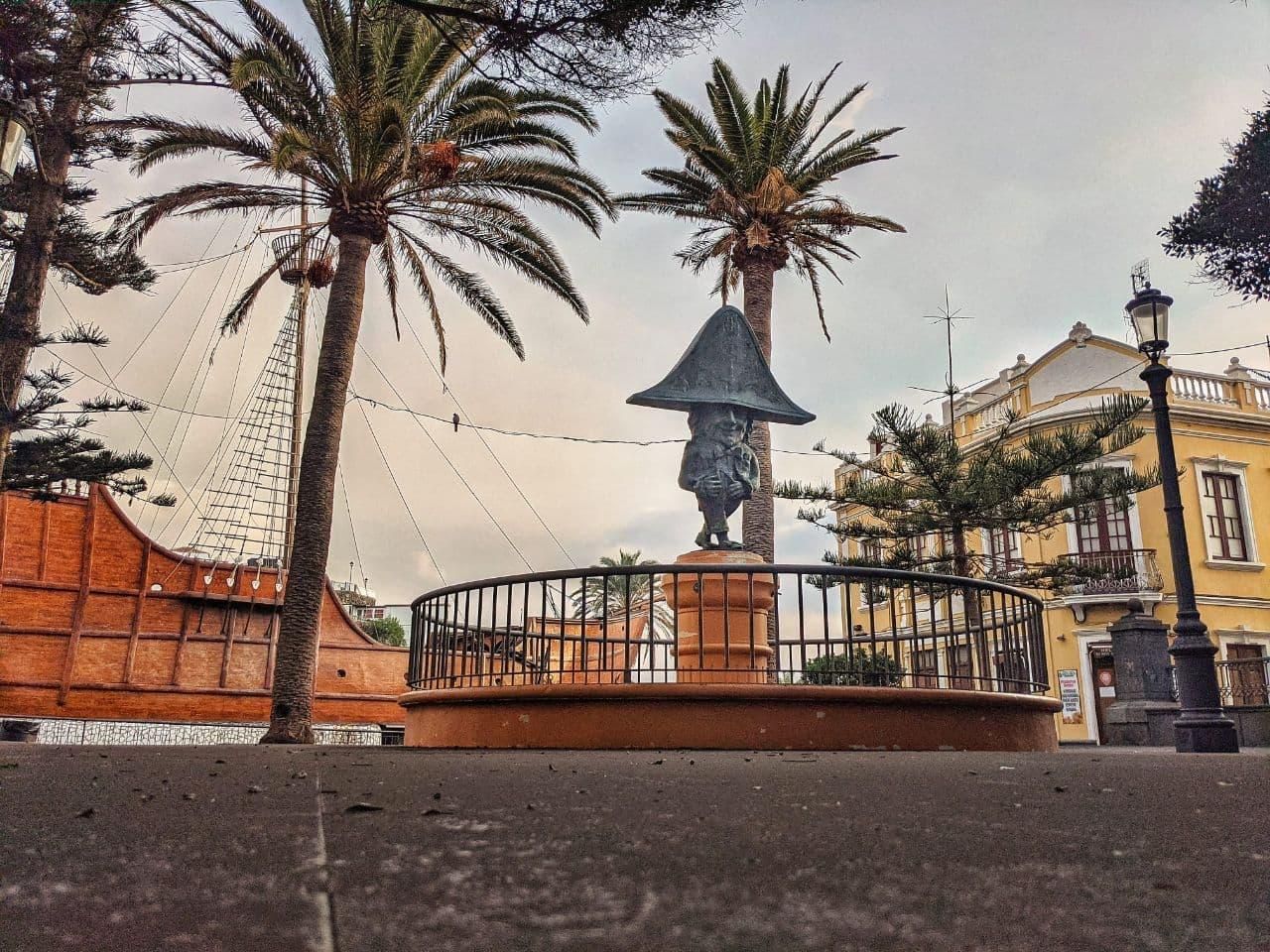 Entorno al monumento al Enano de la danza lustral, en la Plaza de La Alameda, este sábado, cubierto por una fina capa de ceniza del volcán.