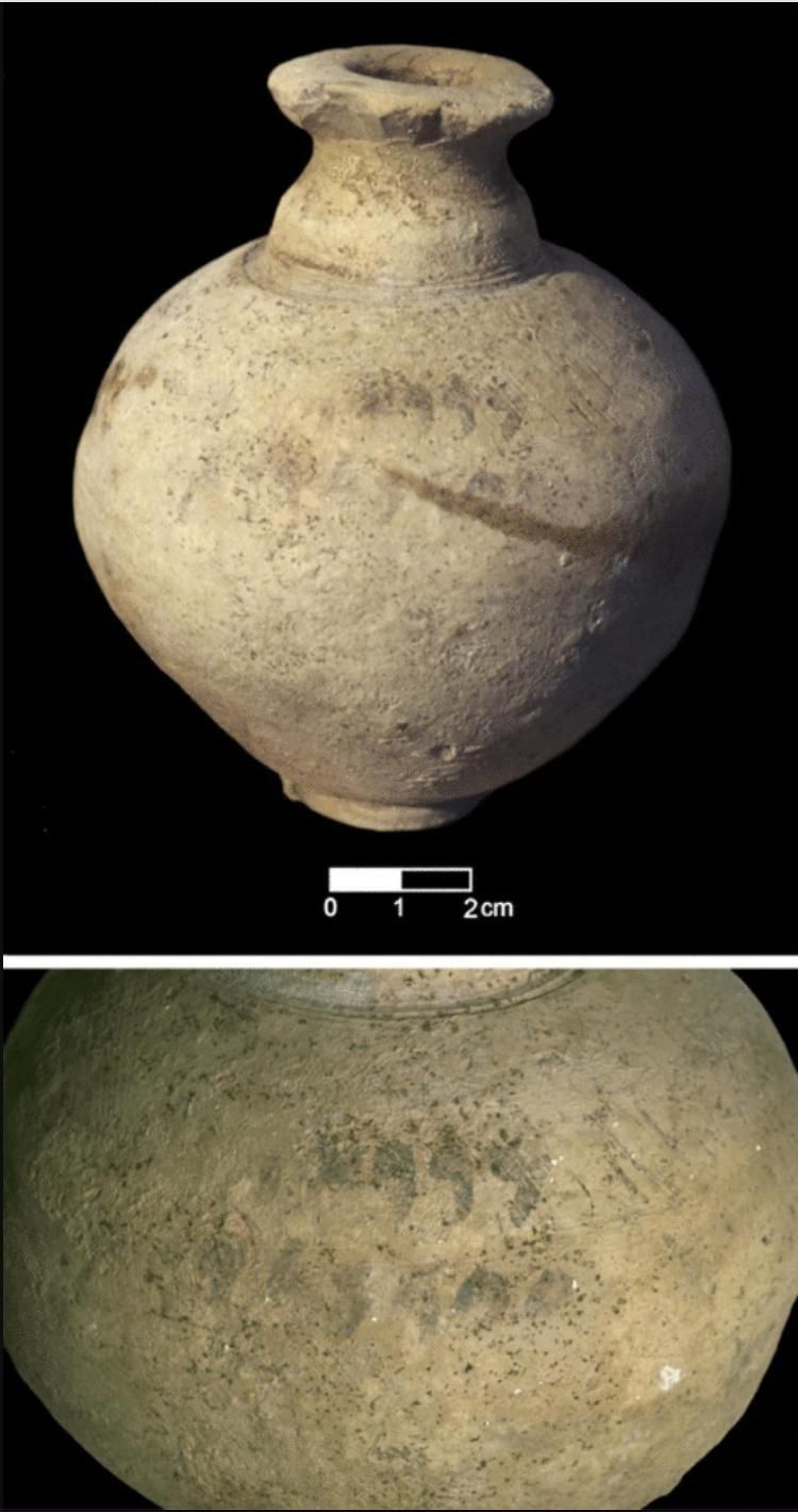 Botella de aceite importada del Levante con una inscripción fenicia pintada de negro, que supuestamente incluye la palabra mirra, de la Casa I, sala T1, contexto K94/1, c. siglo VIII-mediados del VII a. C