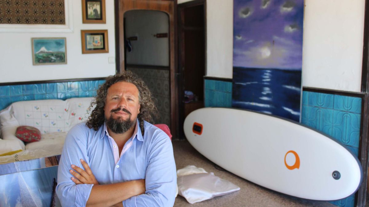 Manuel López, abogado y portavoz de la Asociación de Vecinos de la Playa de Babilonia (Guardamar) en su casa frente al mar de la localidad afectada.