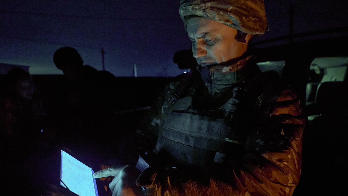 Soldados ucranianos de un equipo móvil de fuego que intercepta drones rusos en la zona de Járkov.