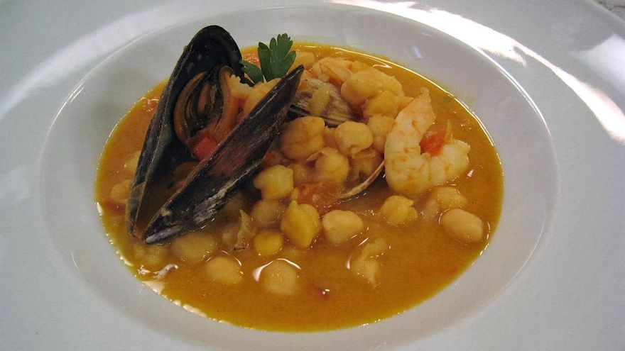Garbanzos a la marinera: así de fácil es disfrutar de todo el sabor de esta combinación llena de nutrientes