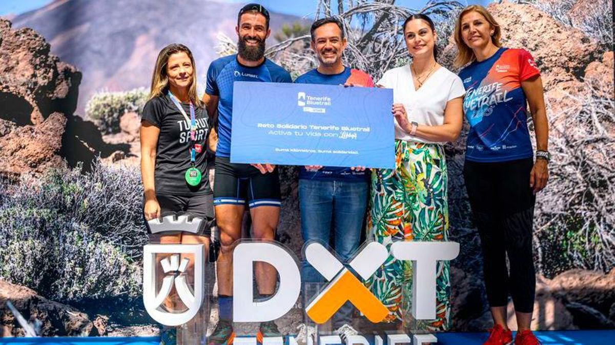 Alexis Martín (2i) junto al vicepresidente del Cabildo de Tenerife, Lope Afonso (3i) y la consejera de Deportes, Yolanda Moliné (1d)