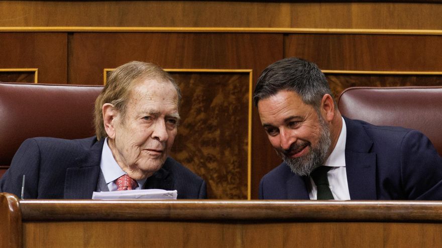 El candidato de la moción de censura, el profesor y economista Ramón Tamames (i) y el líder de Vox, Santiago Abascal (d).