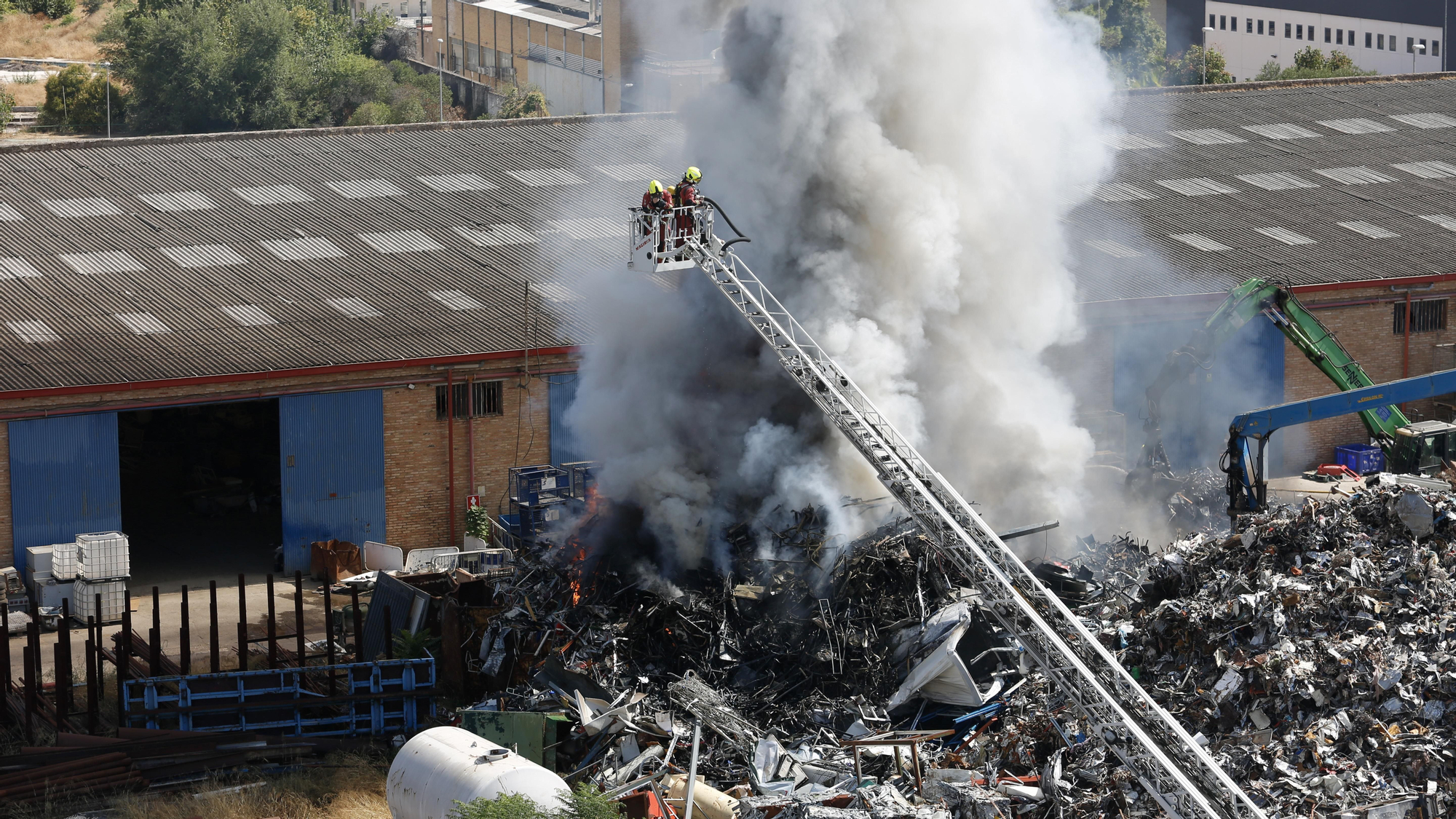 Los bomberos acuden a sofocar un aparatoso incendio de chatarra en los terrenos de la empresa Solanas